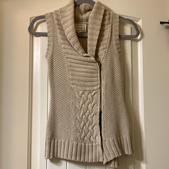Girl’s Sweater Vest - Picture 1 of 6